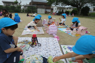 おやつを食べる園児