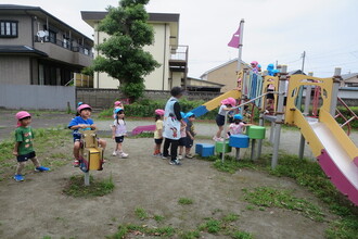 遊具で遊ぶ園児