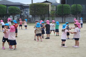 踊る園児