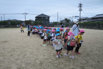 遠足に出かける園児