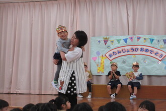 園長先生に抱っこされる年中児