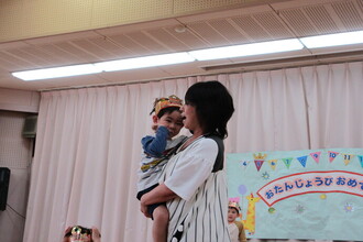 園長先生に抱っこされる年中児