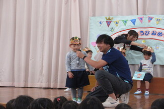 インタビューを受ける年少児