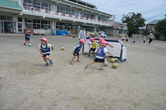 サッカーを楽しむ園児