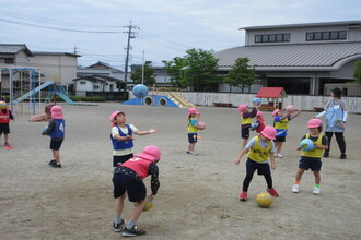 ボールで遊ぶ年長児