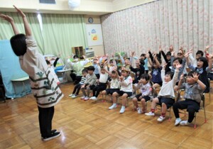 みんなで手遊びをしているところ
