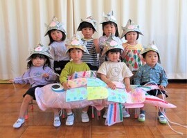 3歳児が大きいこいのぼりと一緒に集合写真