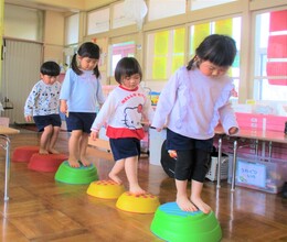 3歳児がでこぼこ道を歩いているところ