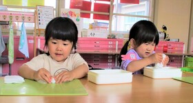 3歳児が初めて粘土をして粘土をしているところ