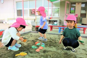 3歳児が砂場遊びをしているところ
