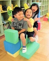 4歳児が大きなウレタン積み木で遊んでいるところ