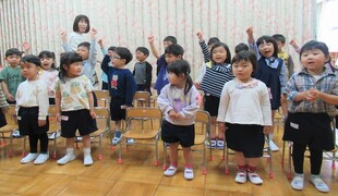 みんなから歌のプレゼントをしているところ