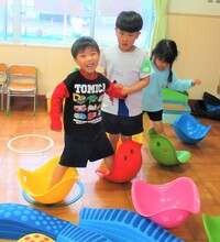 5歳児が鵜運動遊びをしているところ