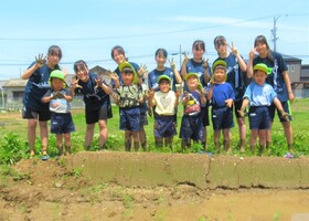 田植えが終わり高校生と集合写真