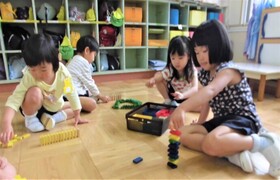 4歳児がドミノで遊んでいるところ