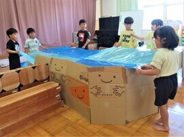 5歳児が協力してテントを作っているところ
