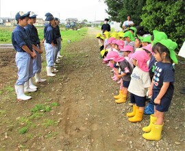 子どもたちと学生さんが向かい合って挨拶をしているところ