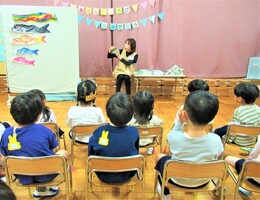 柏餅や菖蒲の葉の話をきいているところ