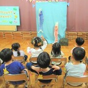 こいのぼりが滝を登ってていくのを見ているところ
