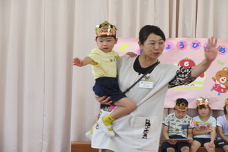 抱っこをしてもらう年少児
