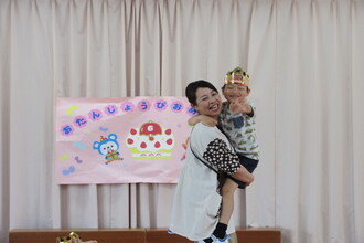 抱っこをしてもらう年長児