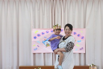 抱っこをしてもらう年長児