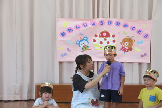 インタビューを受ける年長児