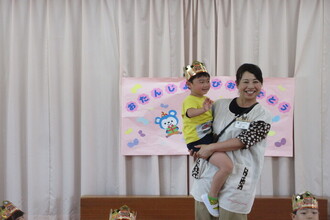 抱っこをしてもらう年長児