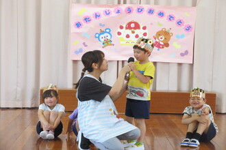 インタビューを受ける年長児