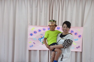 抱っこされる年長児