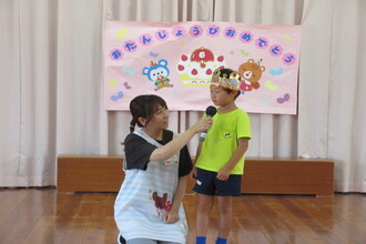 インタビューを受ける年長児