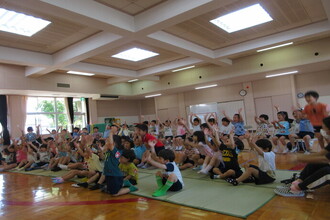 手遊びをする園児