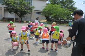 サッカー教室を楽しむ園児