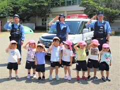 パトカーの前で全員で集合写真