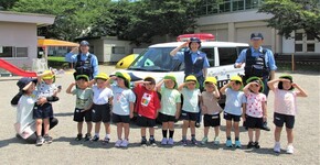 4歳児がパトカーと一緒に集合写真