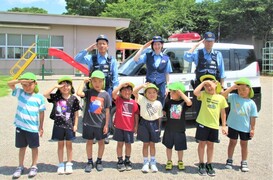 5歳児がパトカーと一緒に集合写真
