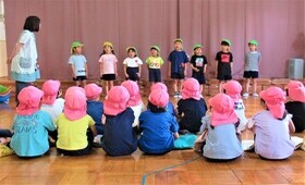 5歳児が小俣幼稚園の友達に歓迎の言葉を言っているところ