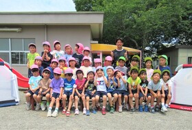 小俣幼稚園の友達とコーチと一緒に集合写真