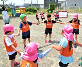 チームに分かれて手をつないで円になっているところ