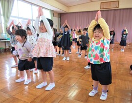3歳児が体操をしているところ