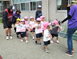 3歳児がスタートをして歩いているところ