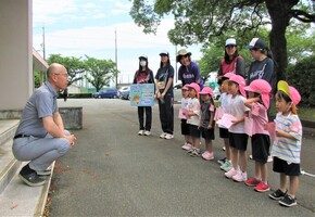 3歳児が校長先生に挨拶をしているところ