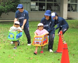 3歳児が電車に乗って走っているところ