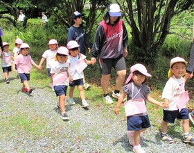 3歳児が歩いて帰っているところ