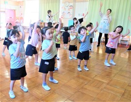 4歳児が体操をしているところ