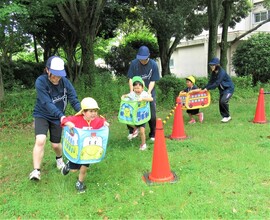 4歳児が電車に乗って走っているところ