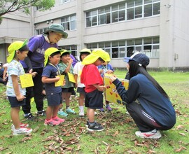 4歳児が高校生にシールを貼ってもらっているところ