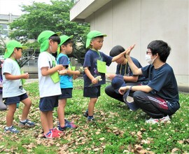 5歳児が高校生にシールを貼ってもらっているところ