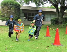 5歳児が電車に乗ってはしっているところ