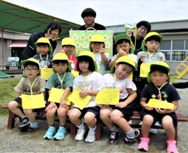 4歳児がゴールをして集合写真